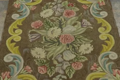 Antiker Teppich mit floralem Kartuschenmuster in hellen Pastelltönen