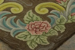 Antiker Teppich mit floralem Kartuschenmuster in hellen Pastelltönen