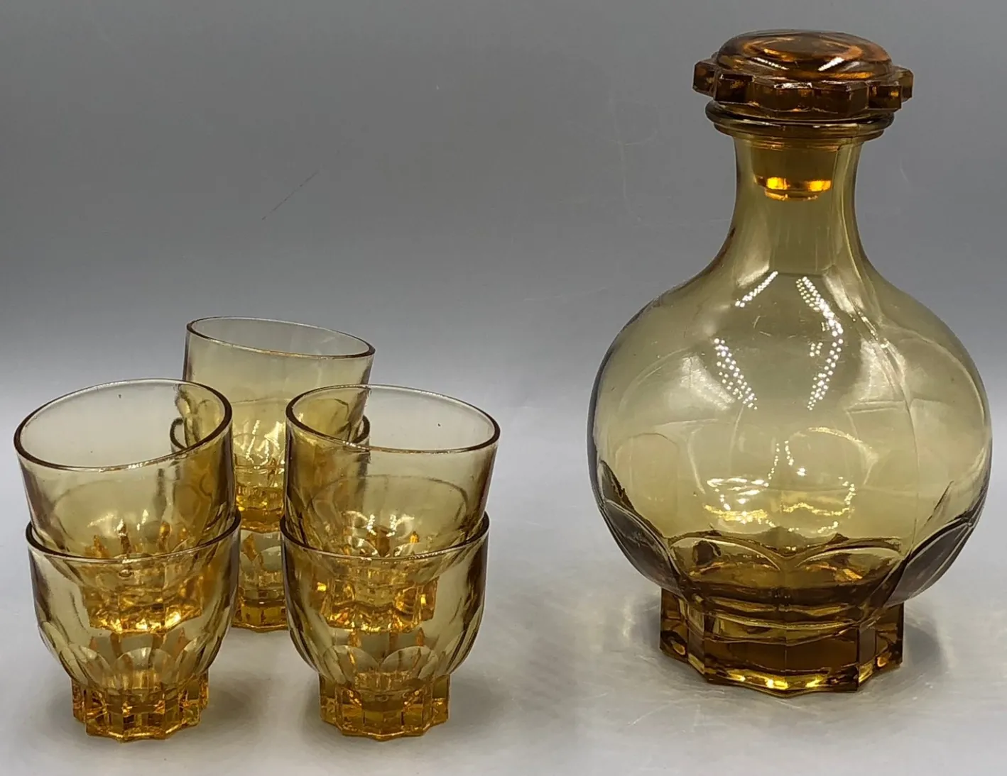 Antikes französisches Likör Set aus bernsteinfarbenem Pressglas, 7