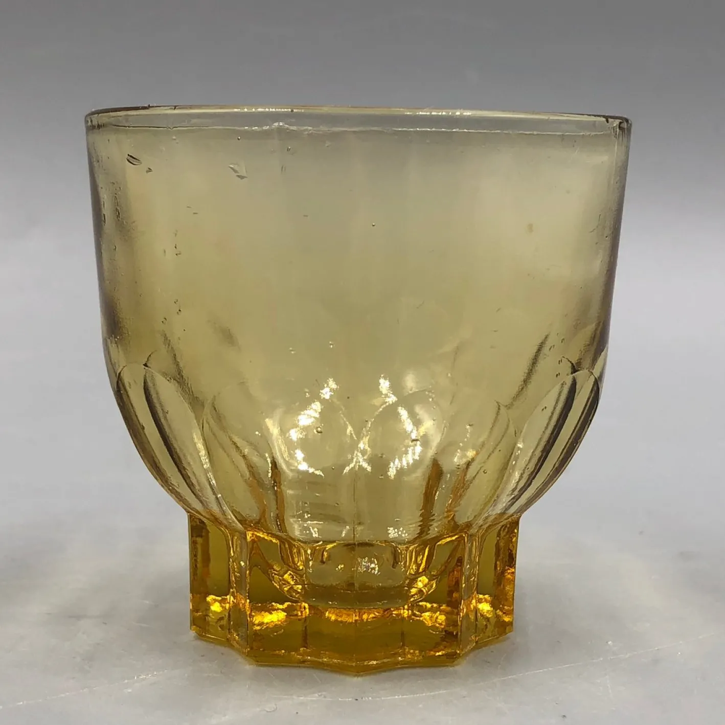 Antikes französisches Likör Set aus bernsteinfarbenem Pressglas, 7