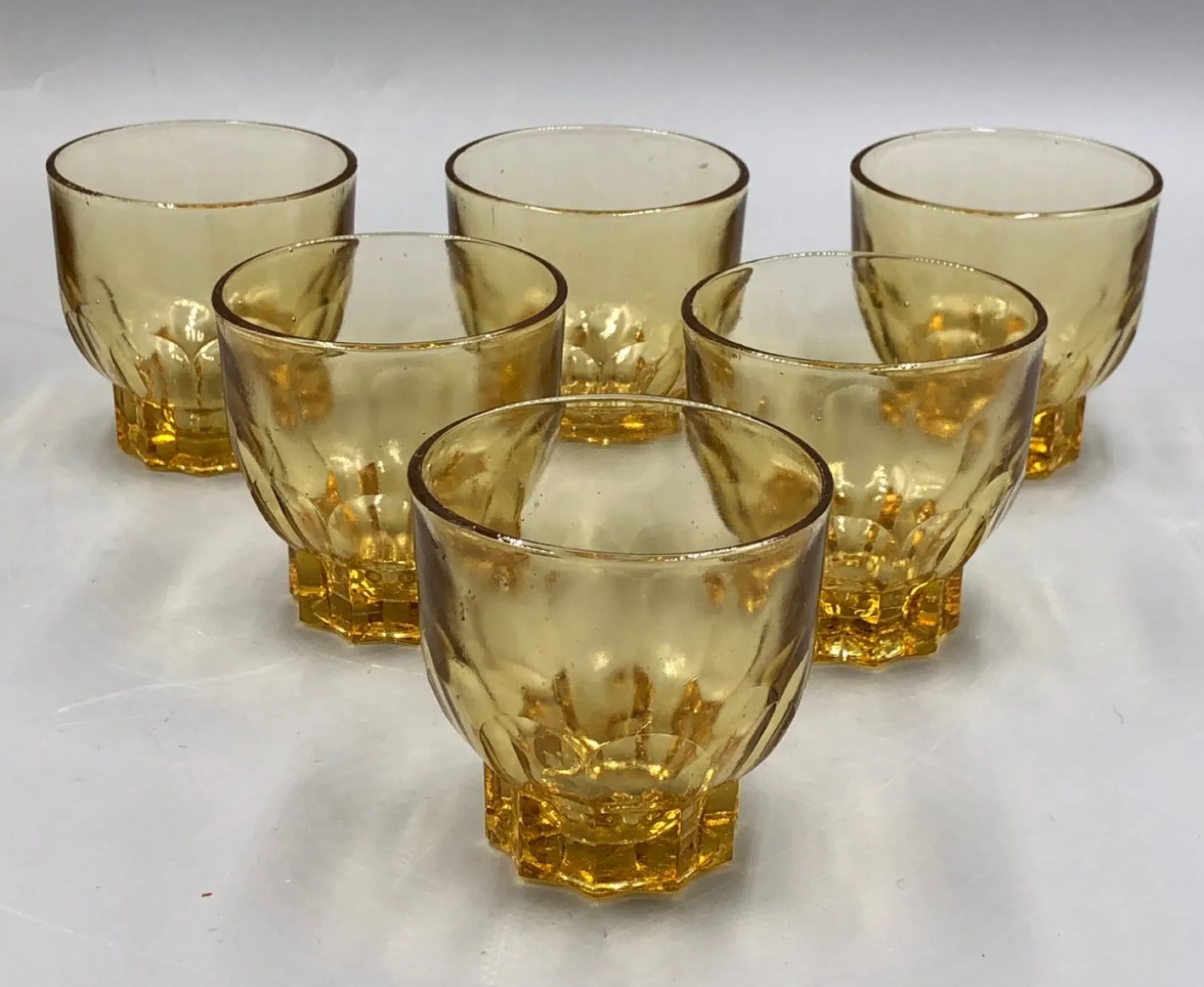 Antikes französisches Likör Set aus bernsteinfarbenem Pressglas, 7