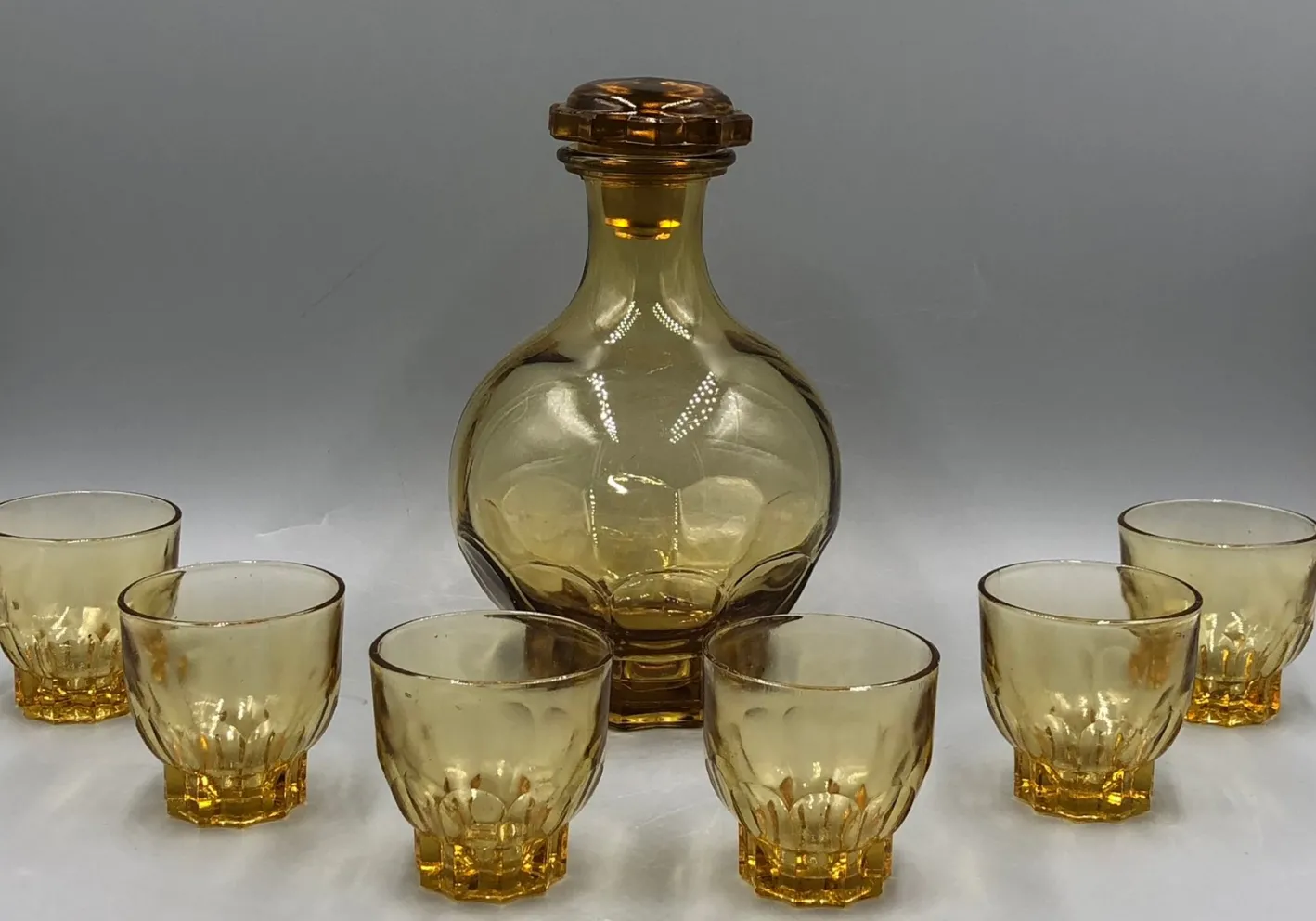 Antikes französisches Likör Set aus bernsteinfarbenem Pressglas, 7