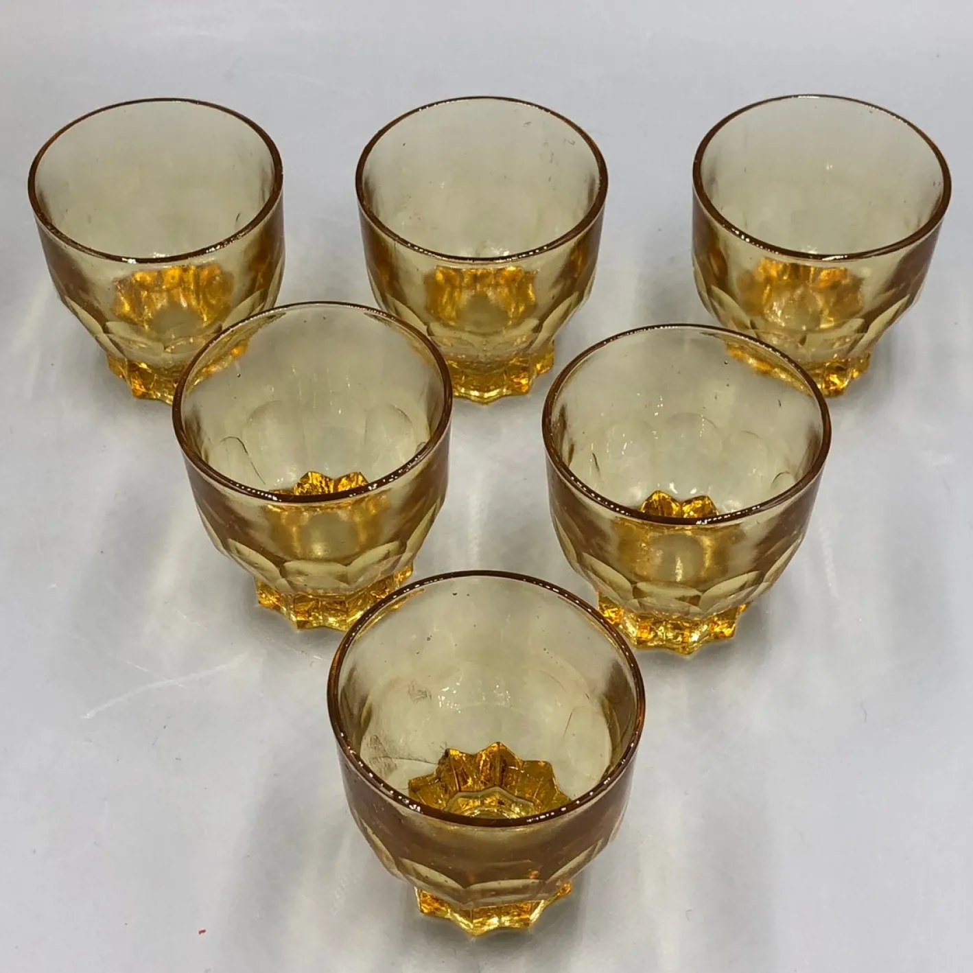 Antikes französisches Likör Set aus bernsteinfarbenem Pressglas, 7