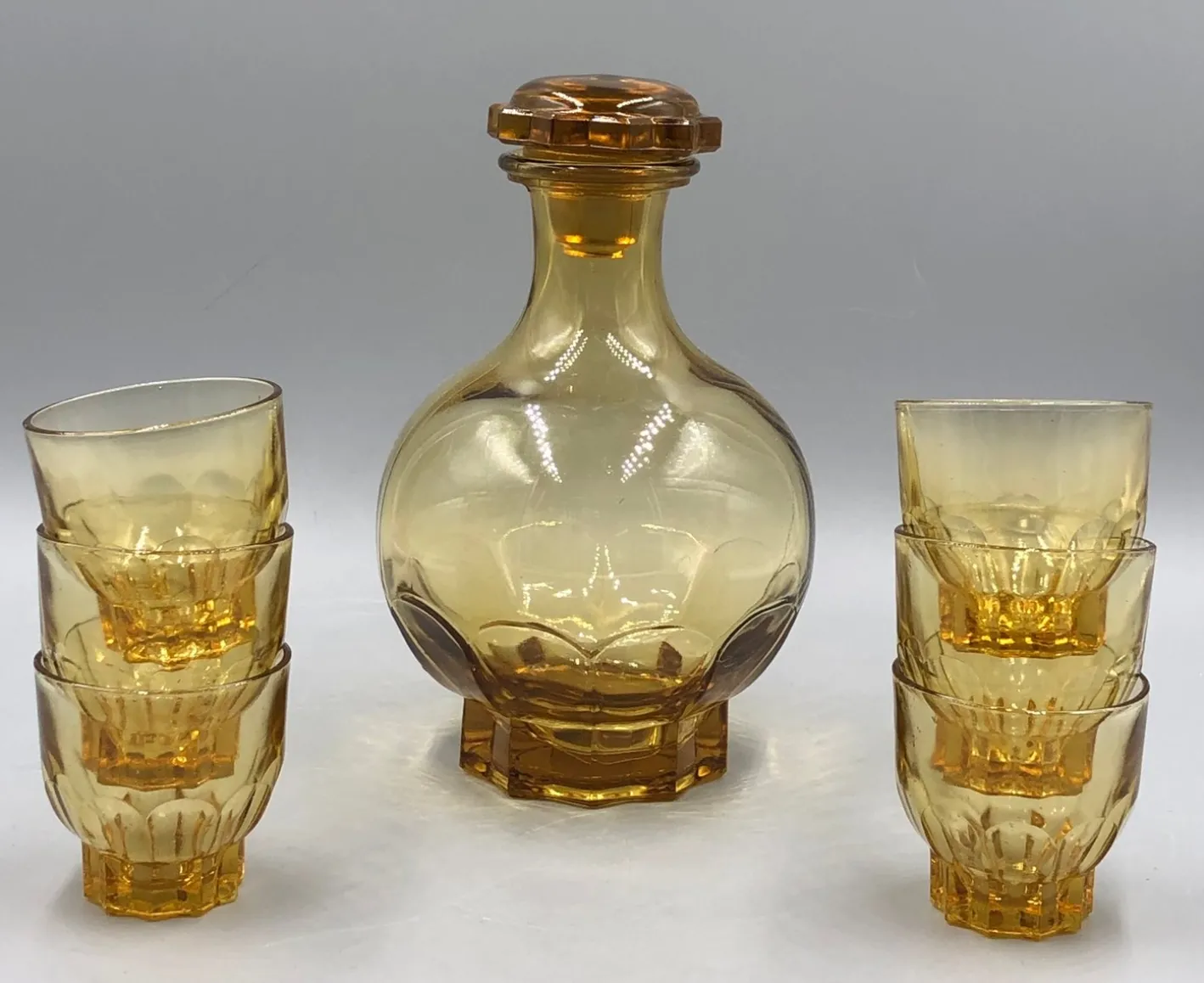 Antikes französisches Likör Set aus bernsteinfarbenem Pressglas, 7