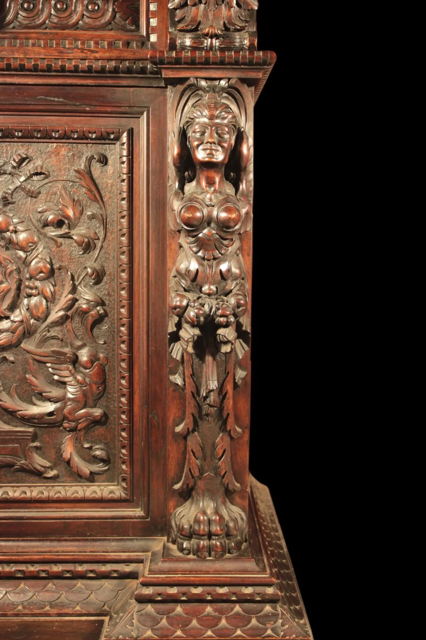 Antikes geschnitztes Sideboard im Renaissance-Stil