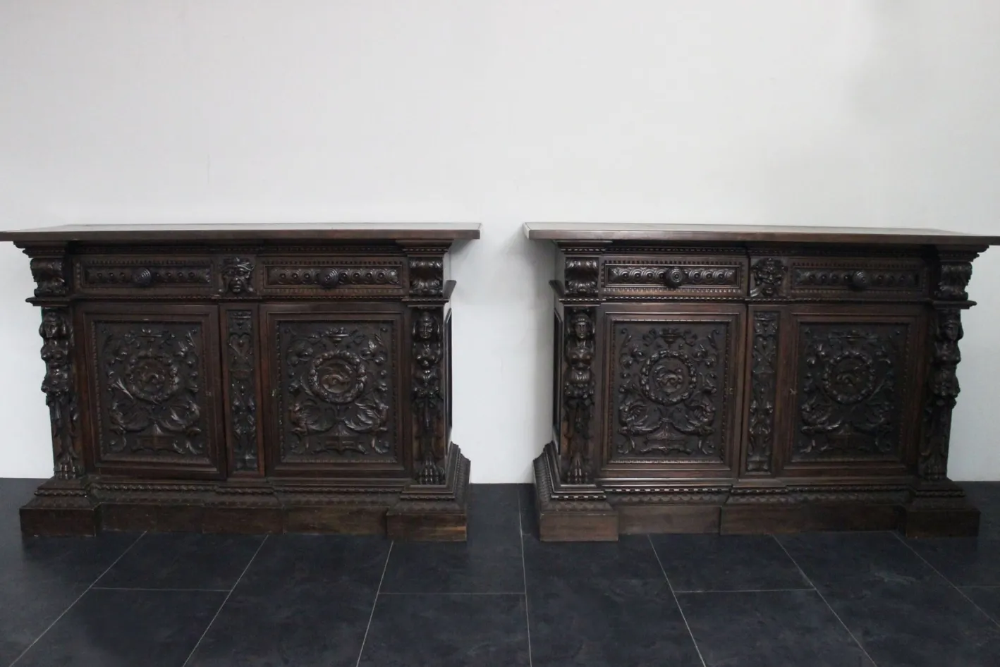 Antikes geschnitztes Sideboard im Renaissance-Stil