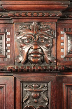 Antikes geschnitztes Sideboard im Renaissance-Stil