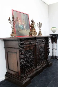 Antikes geschnitztes Sideboard im Renaissance-Stil