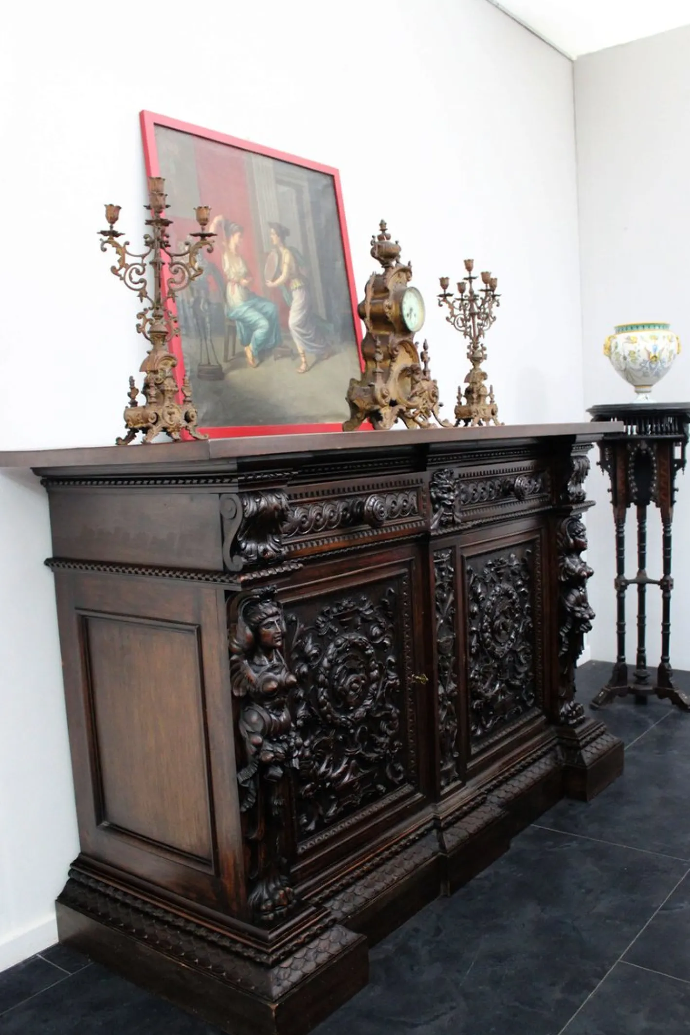 Antikes geschnitztes Sideboard im Renaissance-Stil