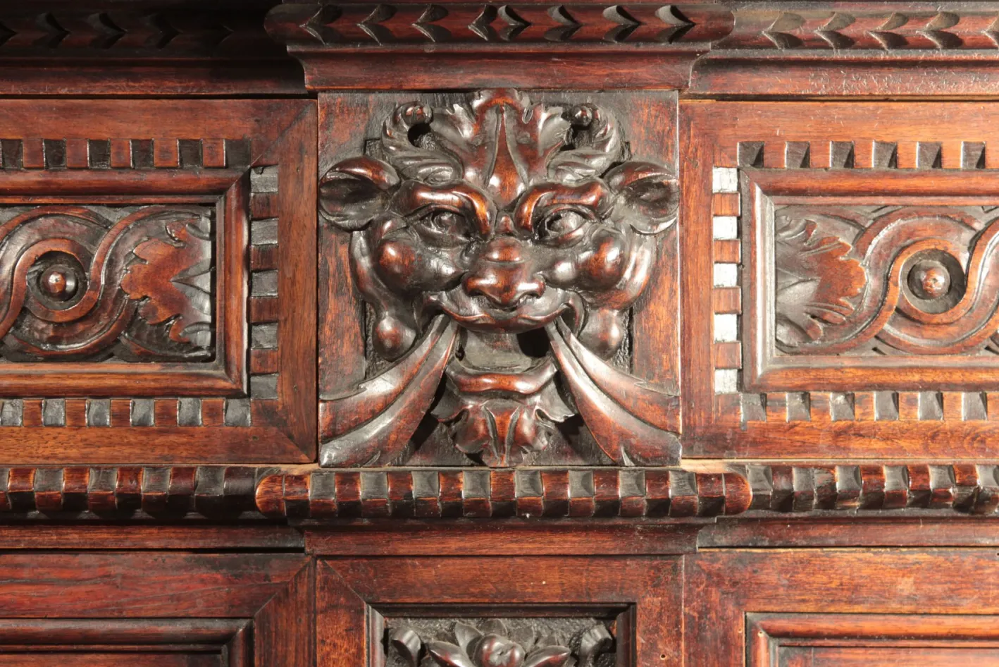 Antikes geschnitztes Sideboard im Renaissance-Stil
