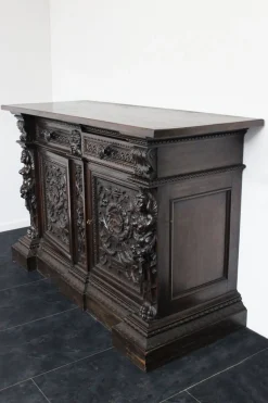 Antikes geschnitztes Sideboard im Renaissance-Stil