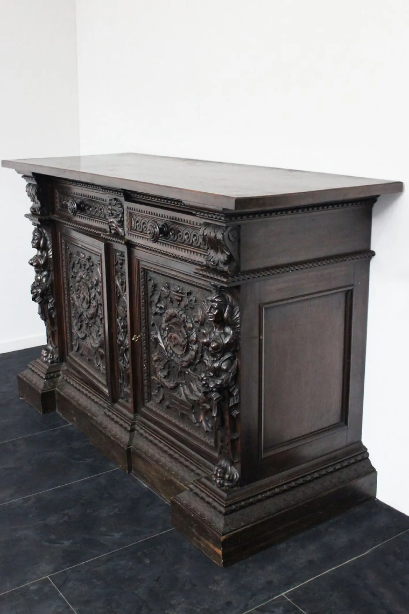 Antikes geschnitztes Sideboard im Renaissance-Stil