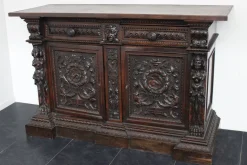 Antikes geschnitztes Sideboard im Renaissance-Stil