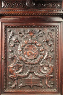 Antikes geschnitztes Sideboard im Renaissance-Stil
