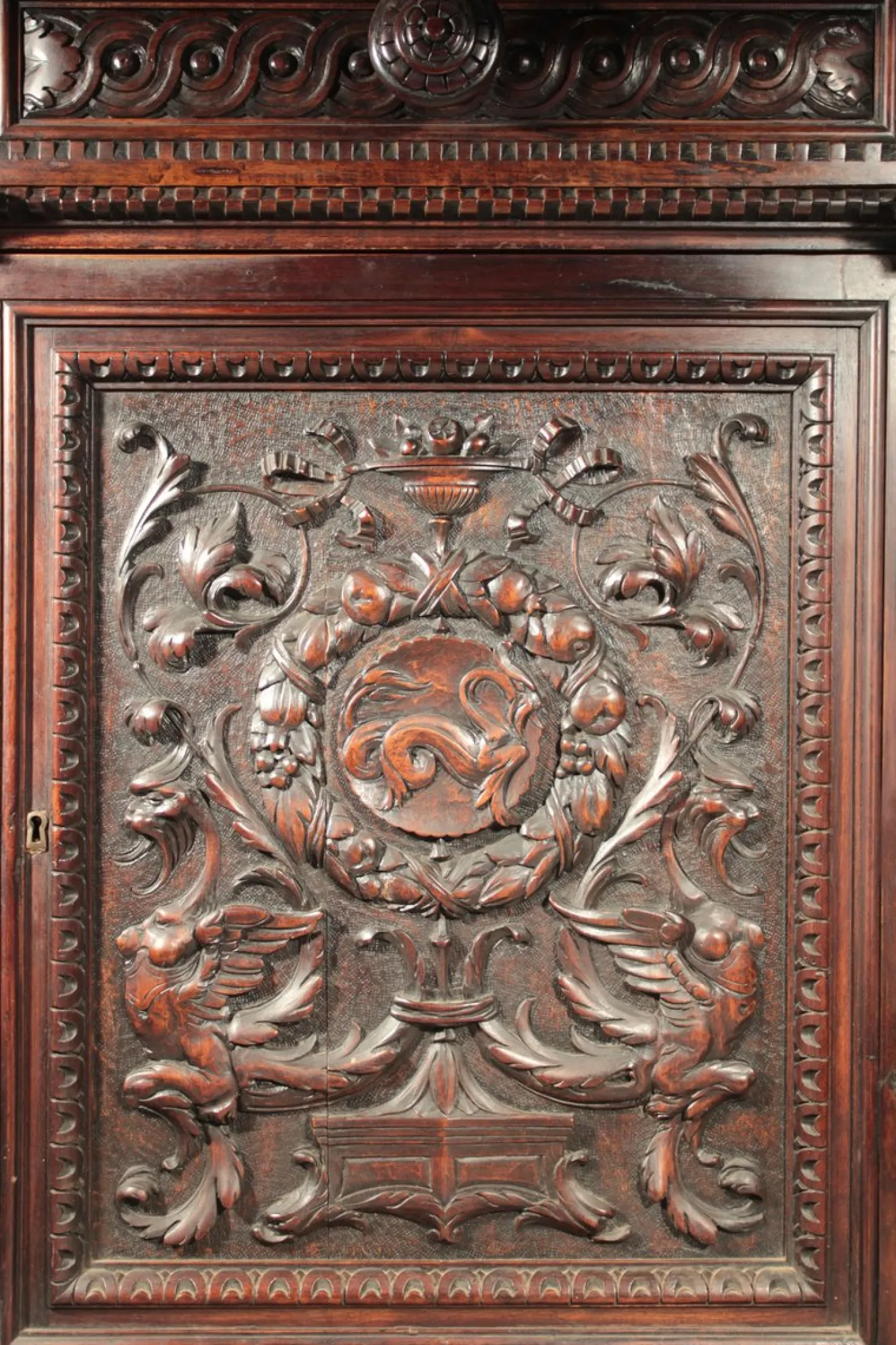 Antikes geschnitztes Sideboard im Renaissance-Stil