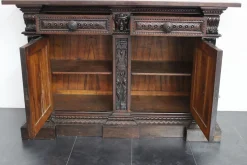 Antikes geschnitztes Sideboard im Renaissance-Stil