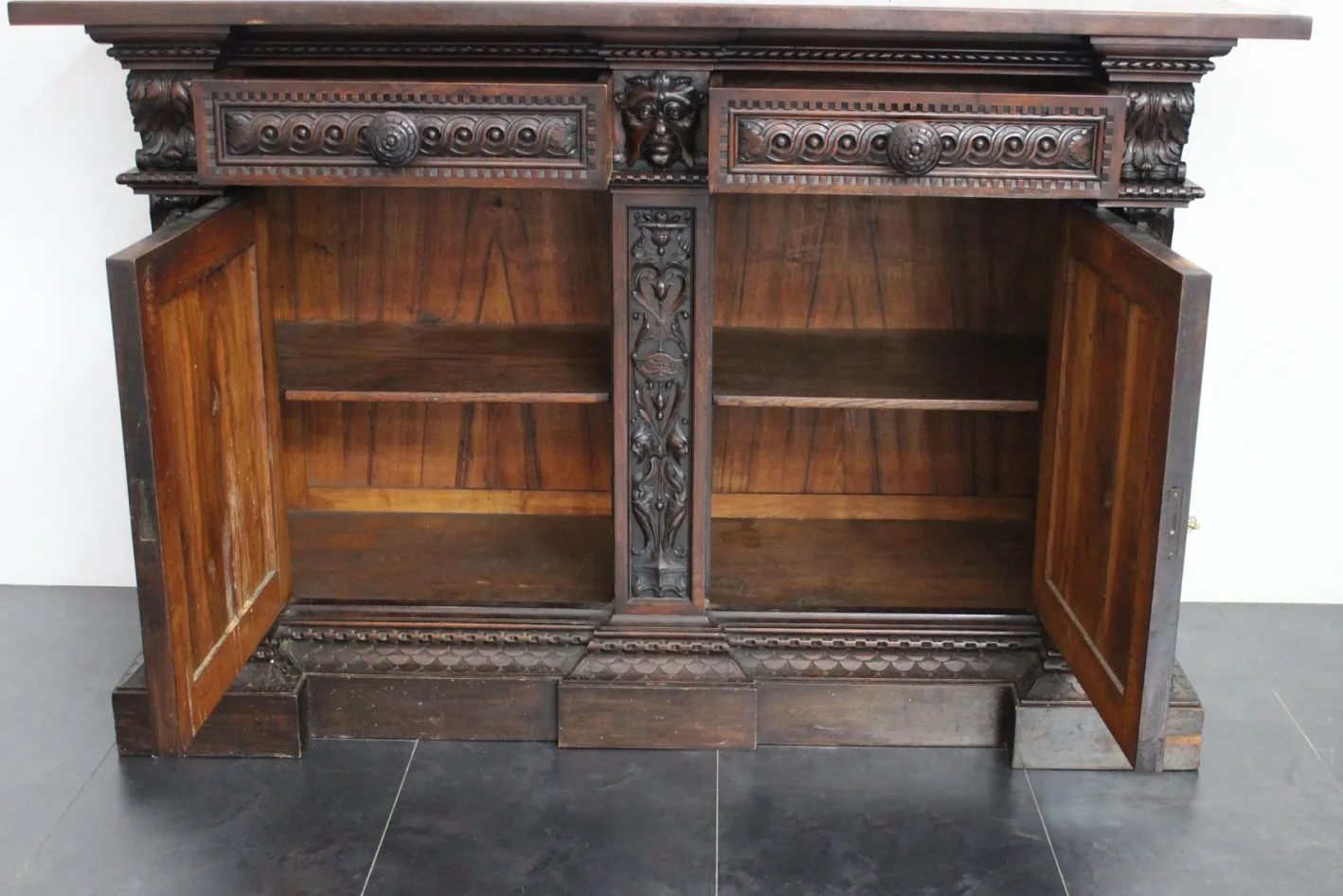 Antikes geschnitztes Sideboard im Renaissance-Stil