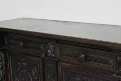 Antikes geschnitztes Sideboard im Renaissance-Stil