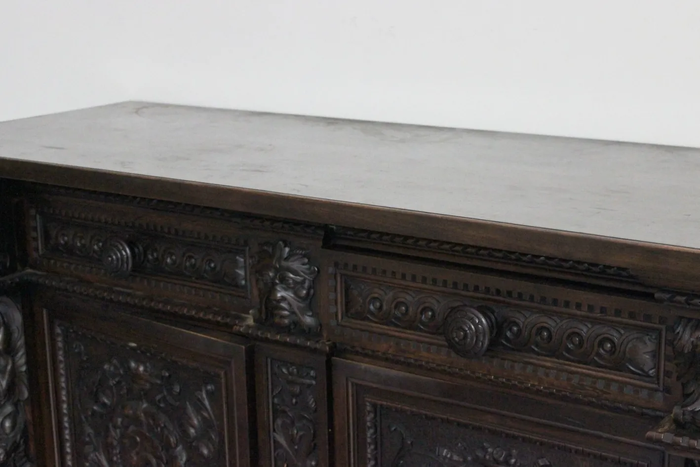 Antikes geschnitztes Sideboard im Renaissance-Stil