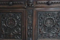 Antikes geschnitztes Sideboard im Renaissance-Stil