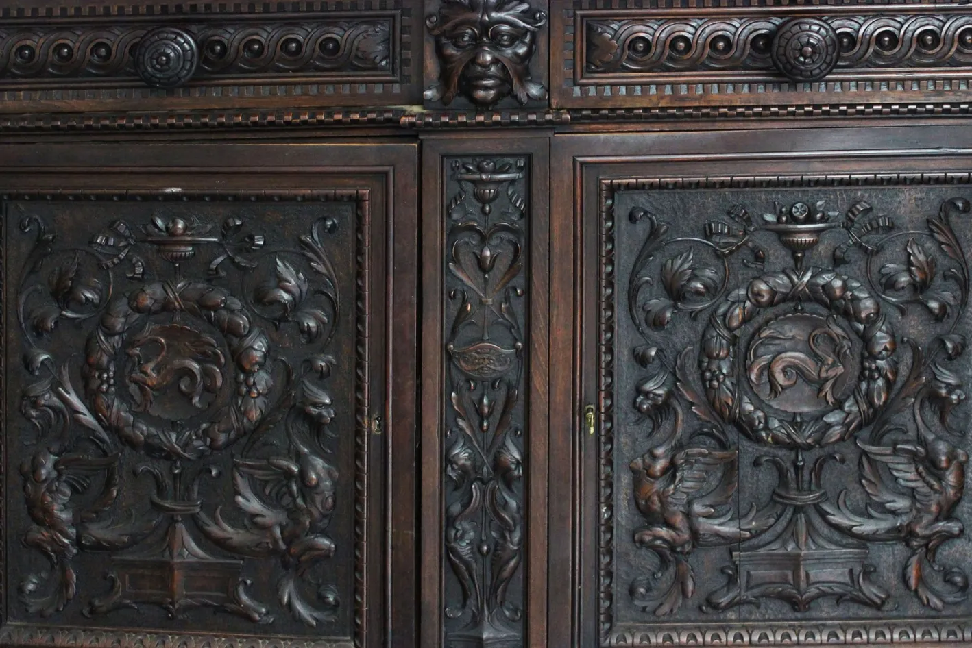 Antikes geschnitztes Sideboard im Renaissance-Stil