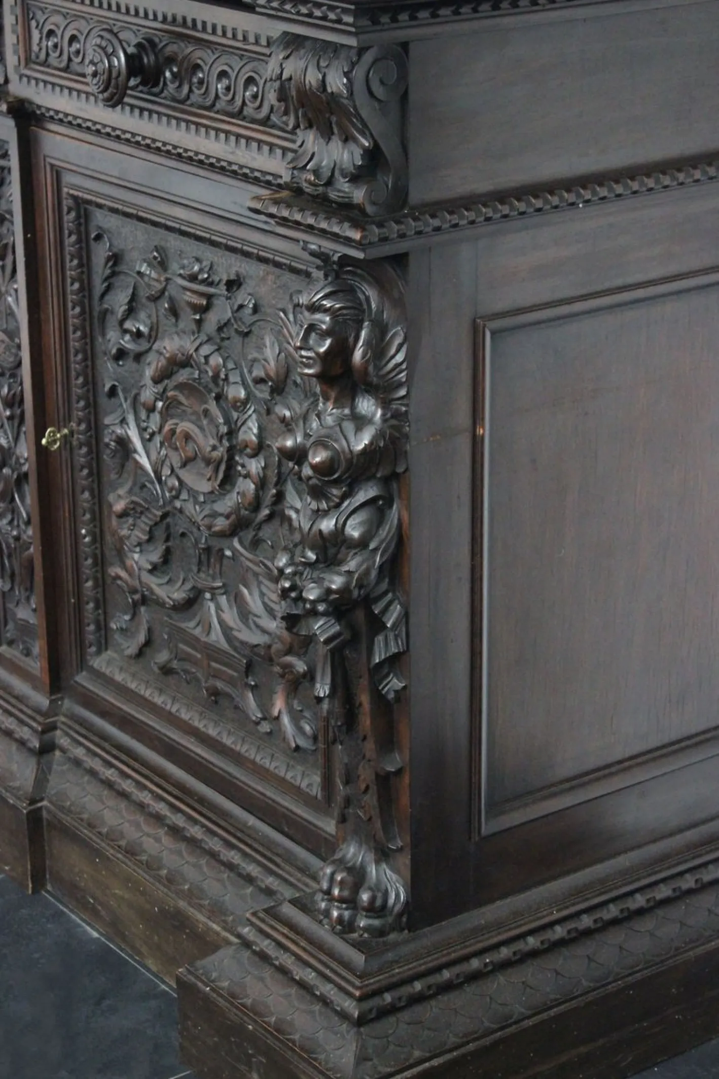 Antikes geschnitztes Sideboard im Renaissance-Stil