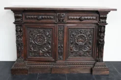 Antikes geschnitztes Sideboard im Renaissance-Stil