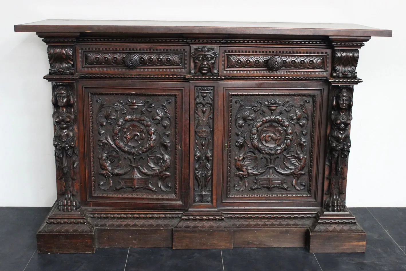 Antikes geschnitztes Sideboard im Renaissance-Stil