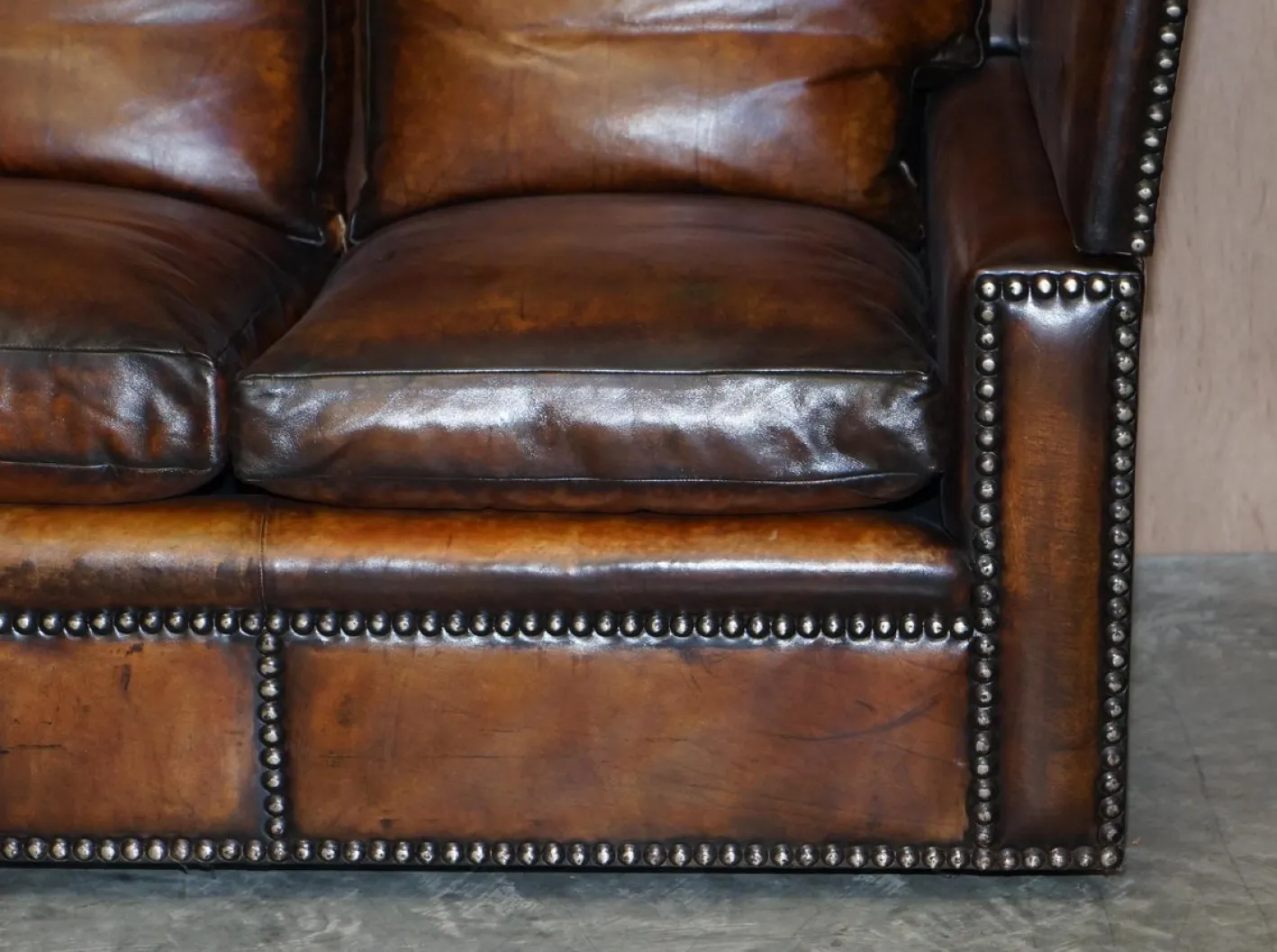 Antikes handgefärbtes braunes 4-Sitzer Ledersofa von Knoll