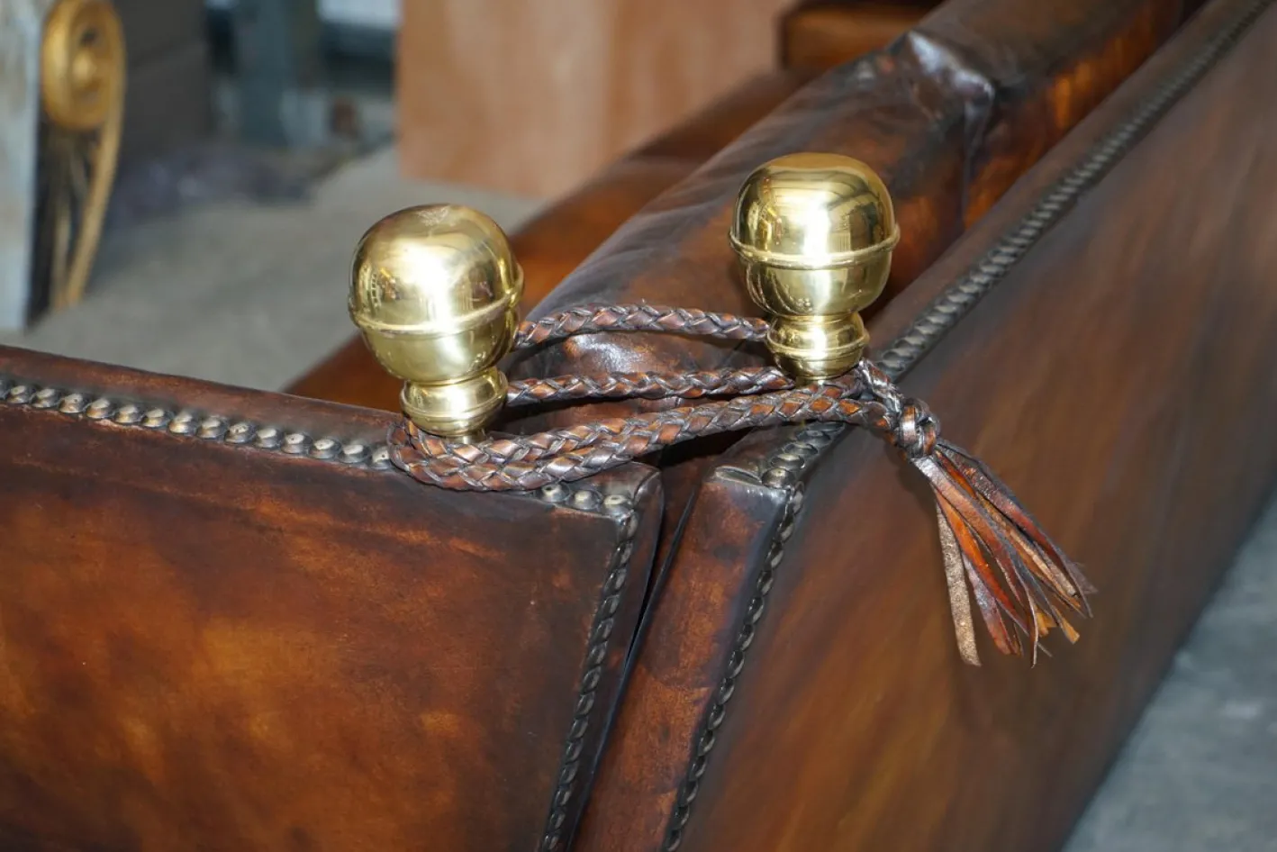 Antikes handgefärbtes braunes 4-Sitzer Ledersofa von Knoll