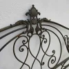 Antikes Metallbett mit Verzierungen und Verzierungen