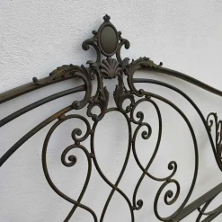 Antikes Metallbett mit Verzierungen und Verzierungen