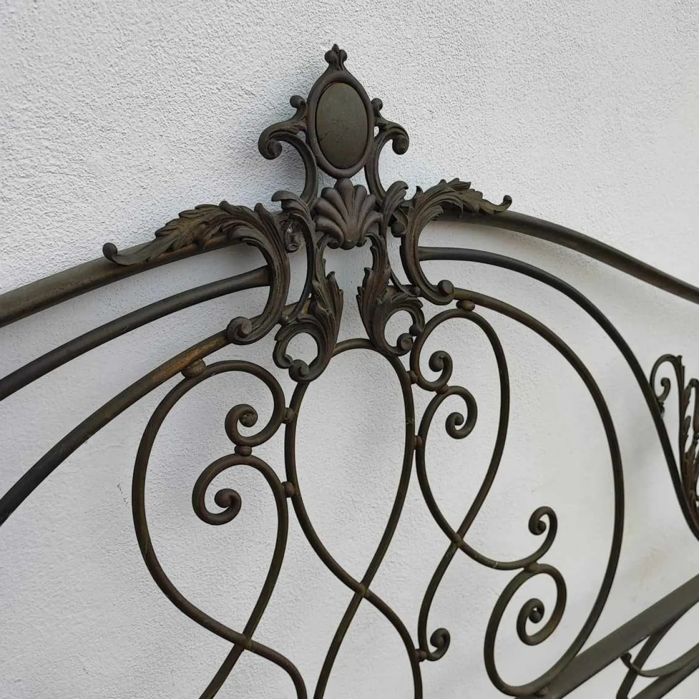 Antikes Metallbett mit Verzierungen und Verzierungen