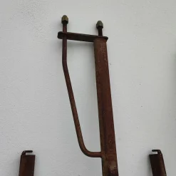Antikes Metallbett mit Verzierungen und Verzierungen