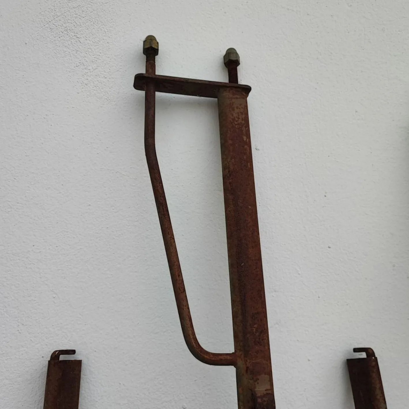 Antikes Metallbett mit Verzierungen und Verzierungen