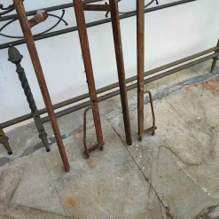 Antikes Metallbett mit Verzierungen und Verzierungen