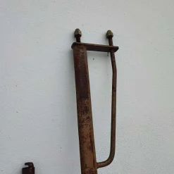 Antikes Metallbett mit Verzierungen und Verzierungen