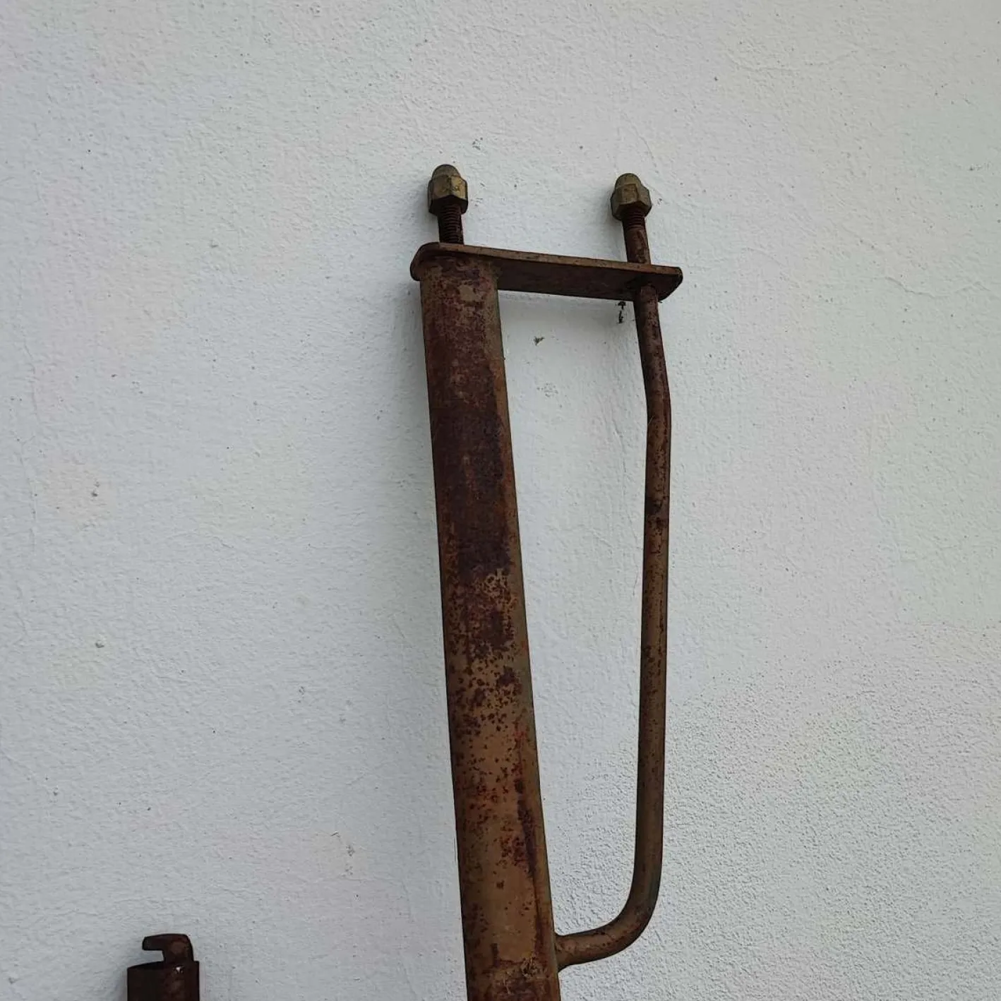 Antikes Metallbett mit Verzierungen und Verzierungen