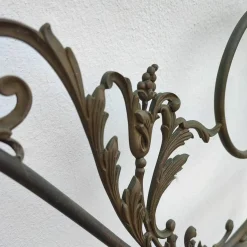 Antikes Metallbett mit Verzierungen und Verzierungen