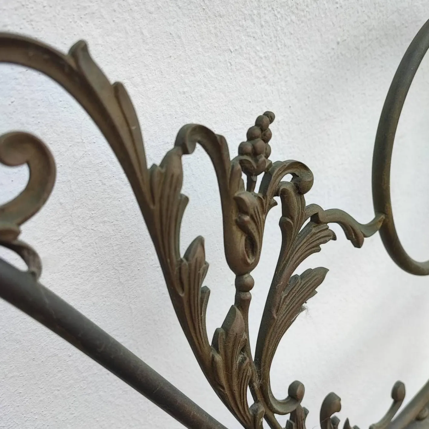Antikes Metallbett mit Verzierungen und Verzierungen