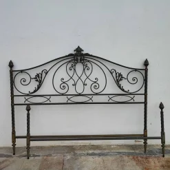 Antikes Metallbett mit Verzierungen und Verzierungen