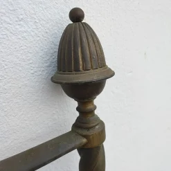 Antikes Metallbett mit Verzierungen und Verzierungen