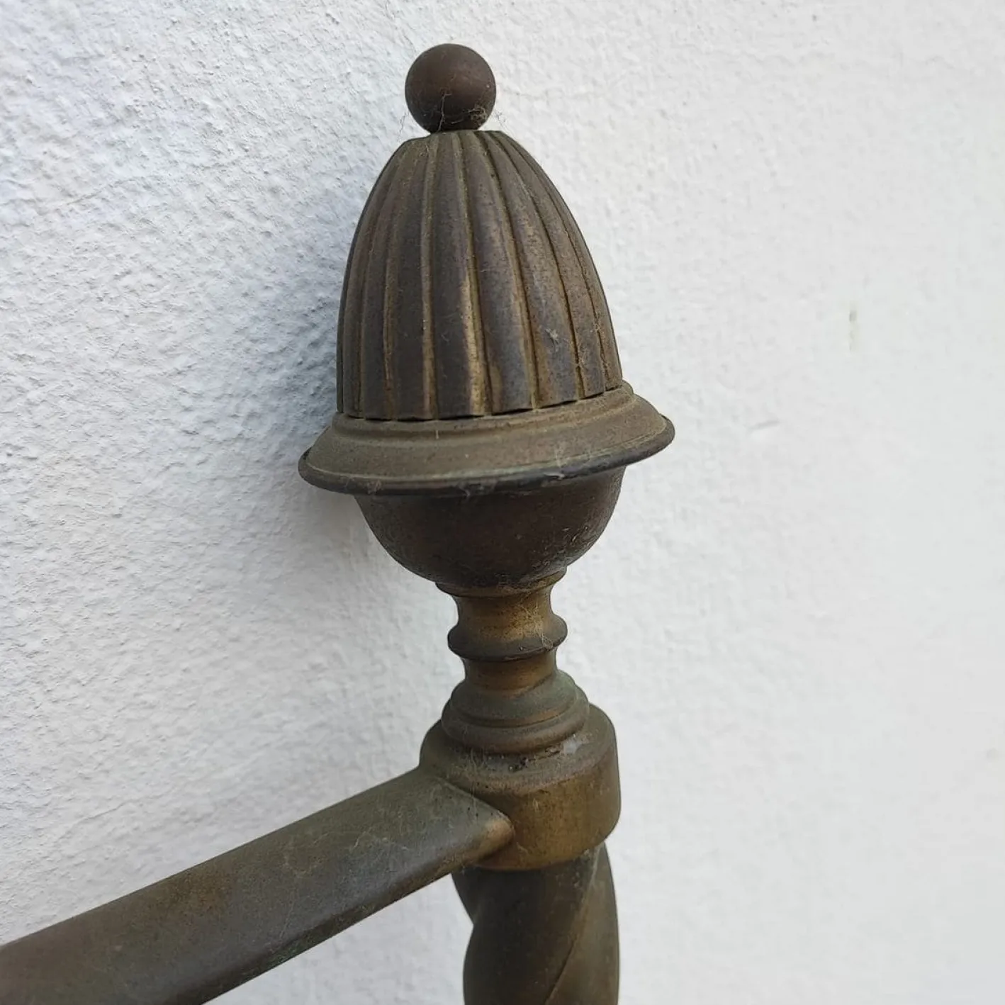 Antikes Metallbett mit Verzierungen und Verzierungen