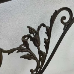 Antikes Metallbett mit Verzierungen und Verzierungen