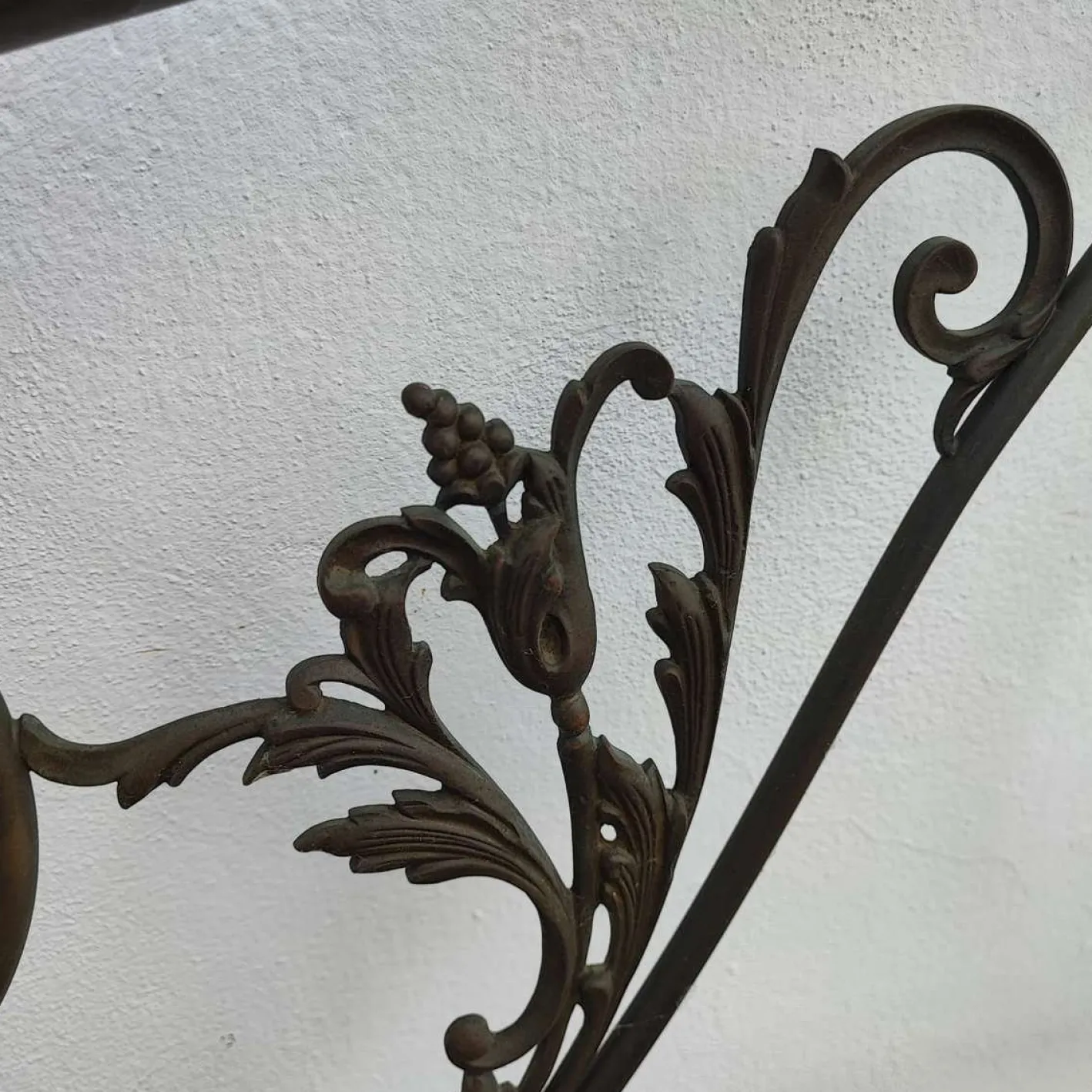 Antikes Metallbett mit Verzierungen und Verzierungen