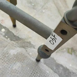 Antikes Metallbett mit Verzierungen und Verzierungen
