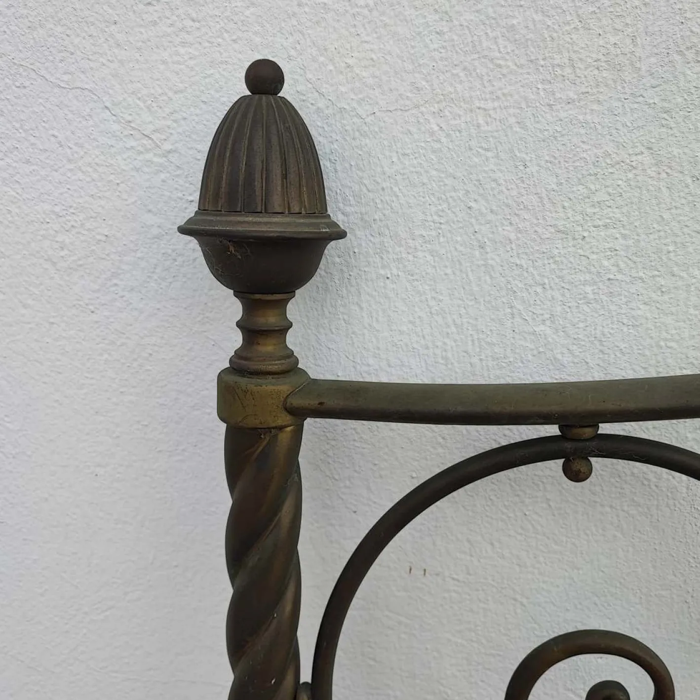 Antikes Metallbett mit Verzierungen und Verzierungen