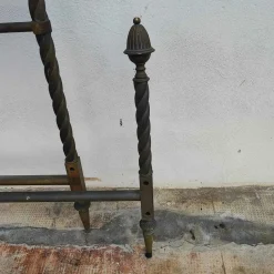 Antikes Metallbett mit Verzierungen und Verzierungen