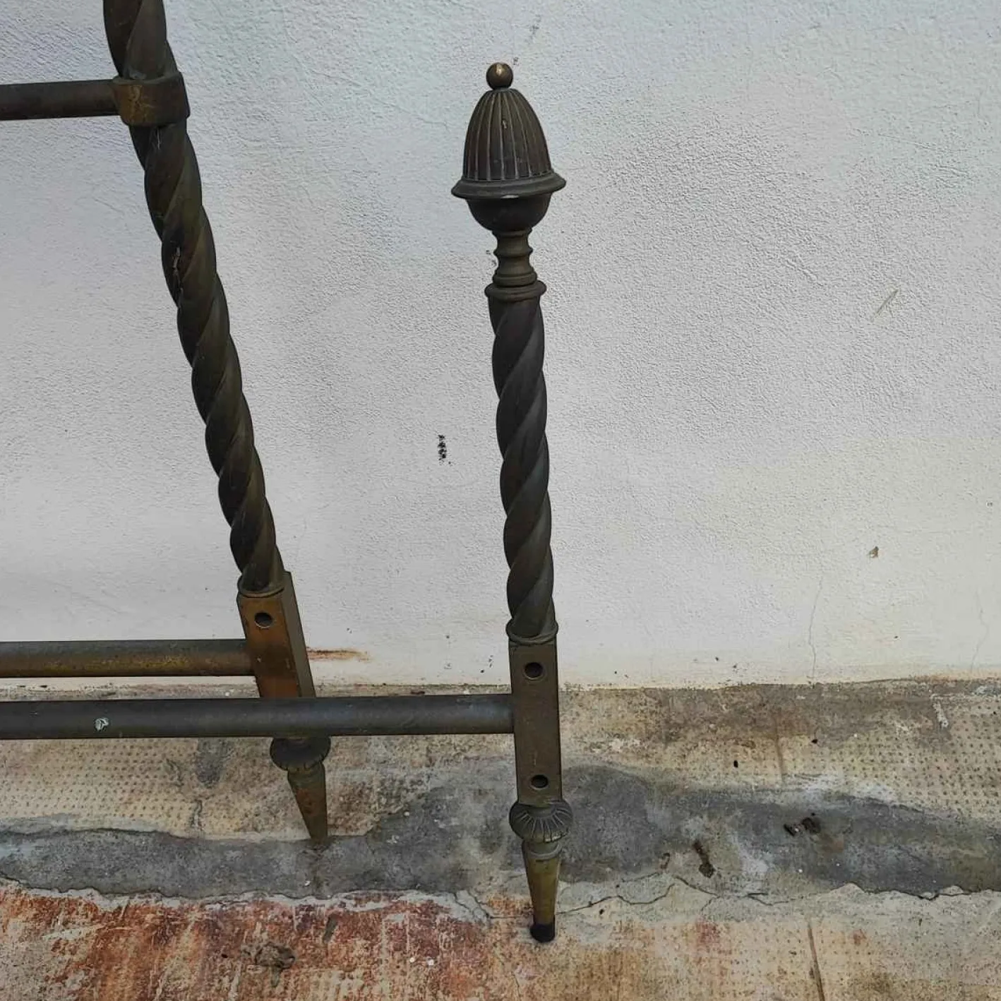 Antikes Metallbett mit Verzierungen und Verzierungen