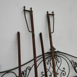 Antikes Metallbett mit Verzierungen und Verzierungen
